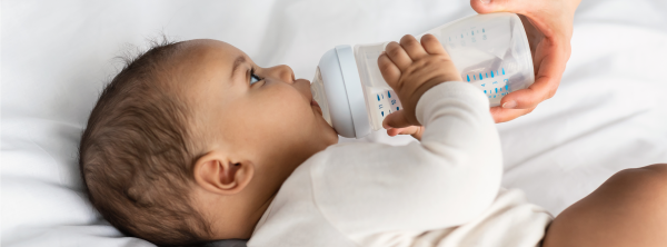 À quel âge mon bébé peut-il boire de l'eau?