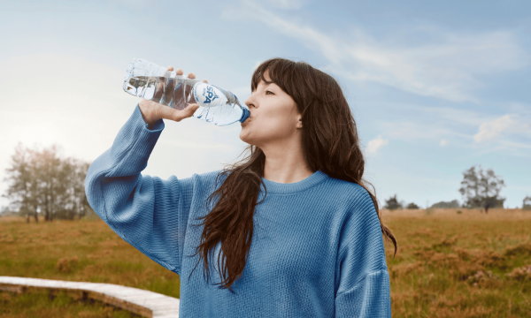 Femme buvant SPA® Reine