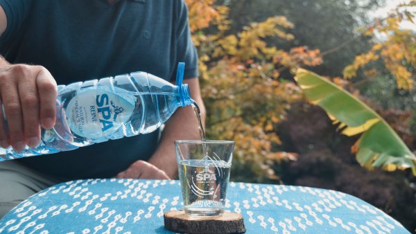 Man serveert SPA® reine in een glas